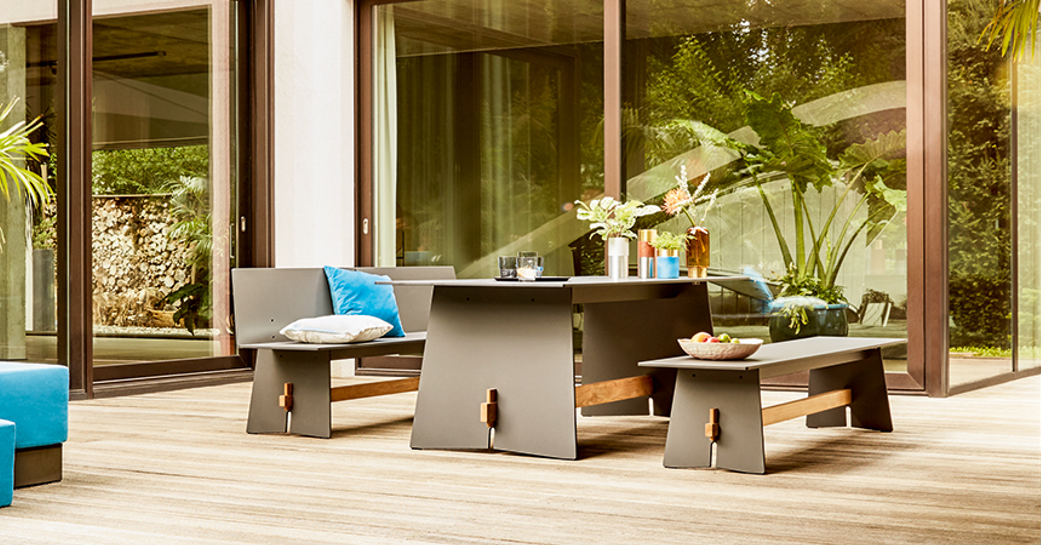 minimalistyczny zestaw ze stołem, nowoczesny zestaw mebli na taras