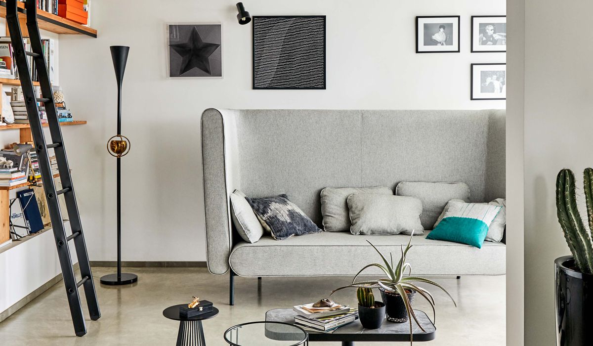 jasnoszara sofa styl indusrialny, skandynawski, nowoczesny